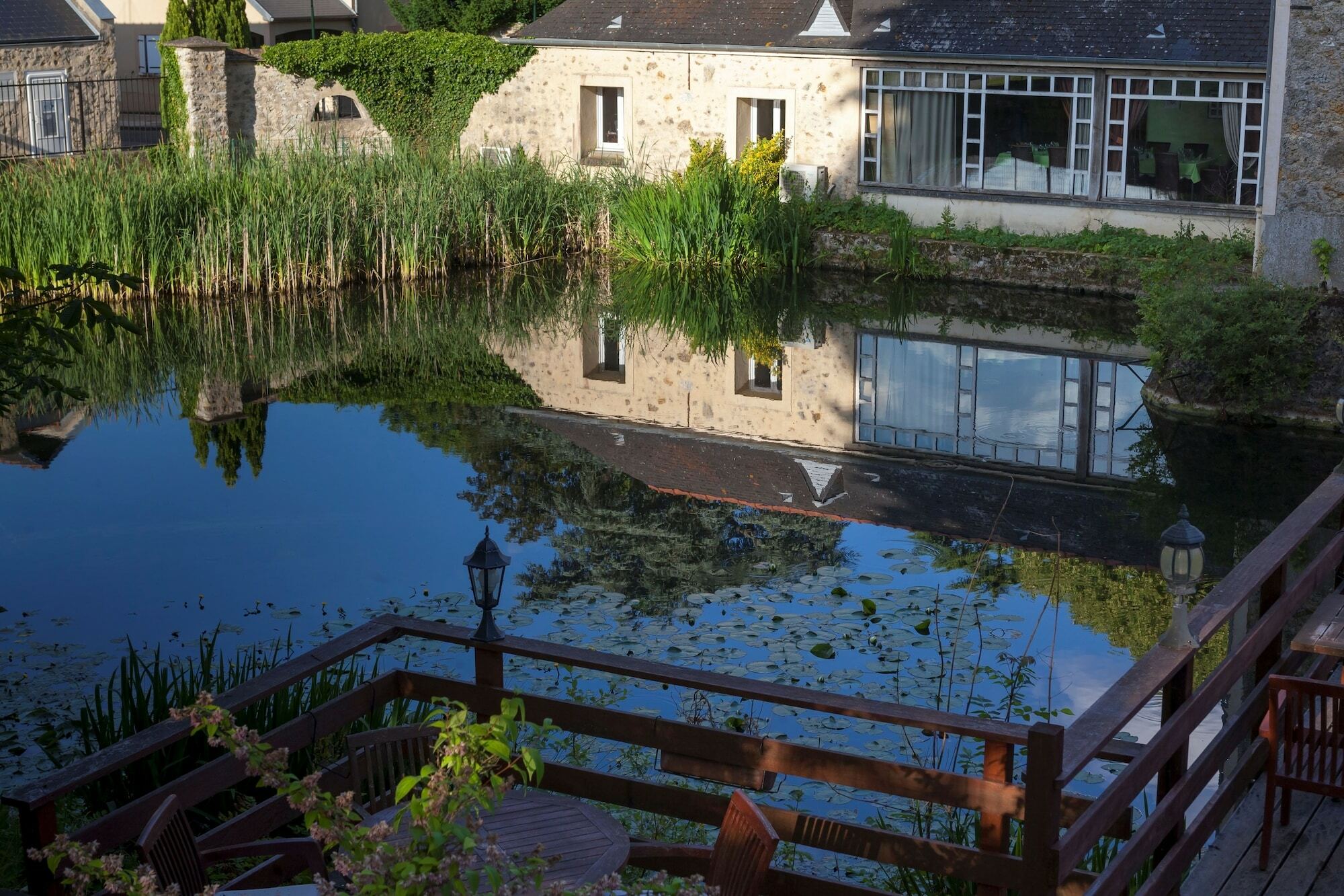 Du Manet Hotel 4*